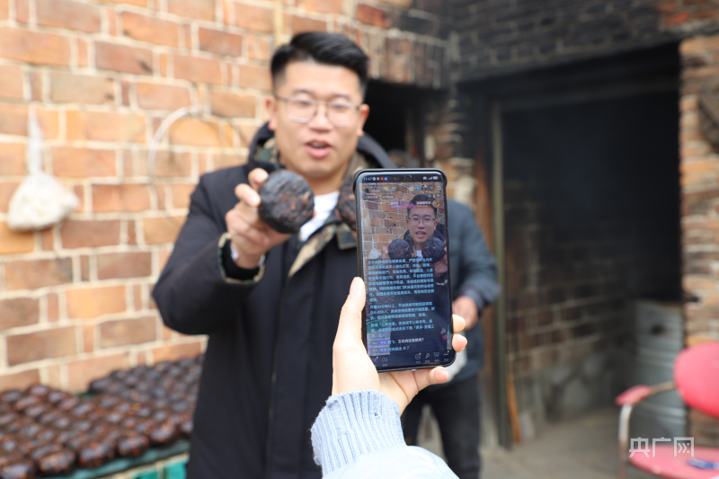 赢博体育兴盛“湘”村短陂桥村：村干部公益“直播带货”开启助农