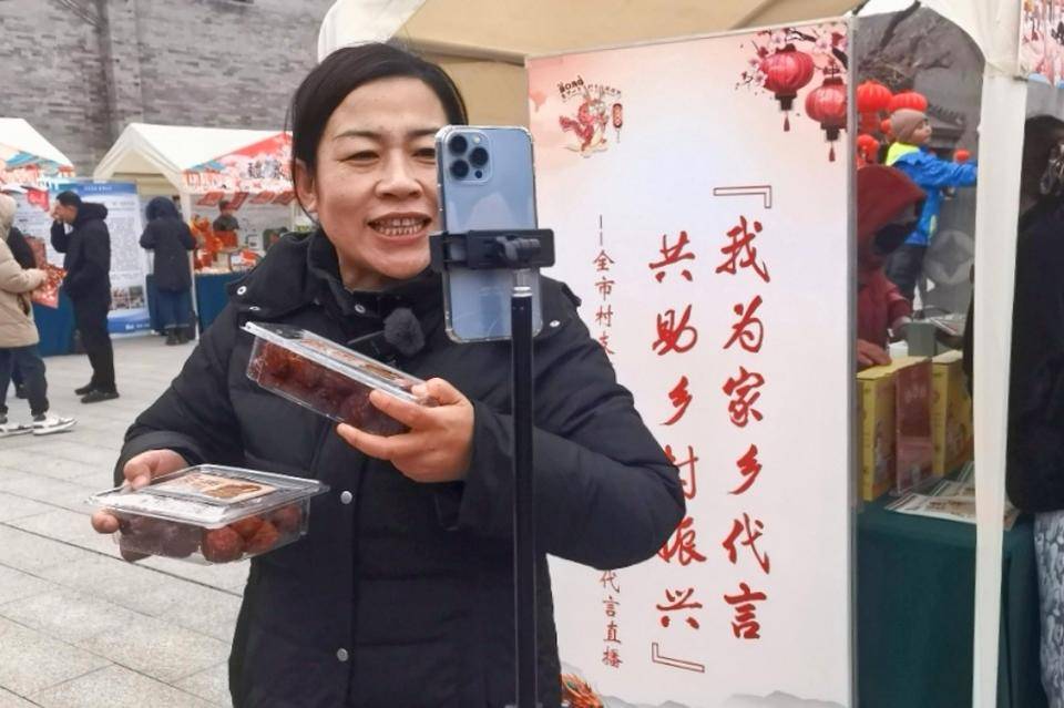 赢博体育网红书记现场带货“小龙人”面塑添年味这个春节咱回村过