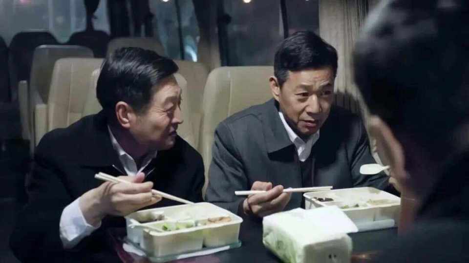 血淋淋的职场究赢博体育竟：家道欠好的大学生别进体例当携带还不如做躺平干部(图1)