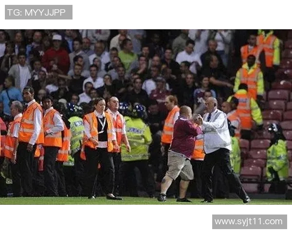马赛主场欧冠赛后球迷暴力事件升级引发大规模斗殴现场混乱不堪