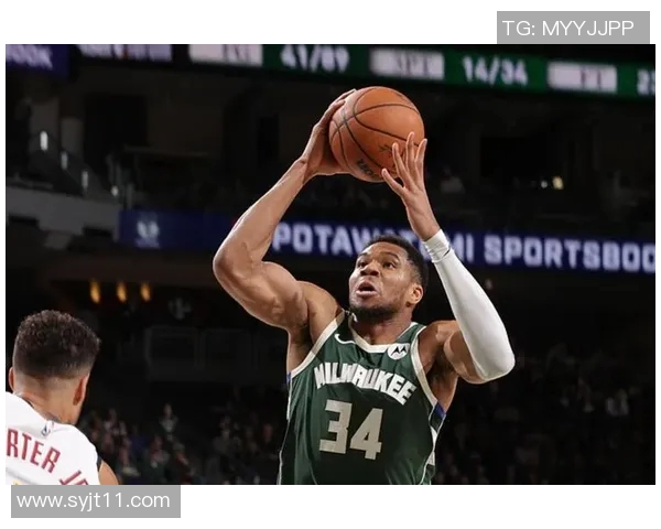 雄鹿与猛龙激战正酣黑白直播带你领略精彩瞬间